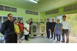 กปว. ร่วมกับสถาบันไทย-เยอรมัน ลงพื้นที่ติดตามผลการพัฒนา “ตู้นึ่งขนมชั้นระบบเติมแป้งกึ่งอัตโนมัติ” เสริมศักยภาพวิสาหกิจชุมชนในจังหวัดสุราษฎร์ธานี