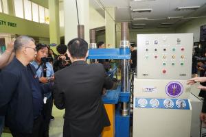 สป.อว. พร้อม สวทช. และมหาวิทยาลัยราชภัฏภูเก็ต ร่วมแถลงข่าวความสำเร็จ “การพัฒนาผลงานชุดเครื่องจักรแปรรูปเศษเหลือทิ้งจากมะพร้าวน้ำหอมเป็นวัสดุทดแทนไม้”