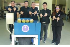 สป.อว. พร้อม สวทช. และมหาวิทยาลัยราชภัฏภูเก็ต ร่วมแถลงข่าวความสำเร็จ “การพัฒนาผลงานชุดเครื่องจักรแปรรูปเศษเหลือทิ้งจากมะพร้าวน้ำหอมเป็นวัสดุทดแทนไม้”